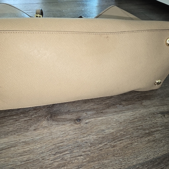 MICHAEL KORS BAG USED IN GOOD CONDITION... LIGHT WEAR NEEDS SOME TLC - Picture 4 of 9